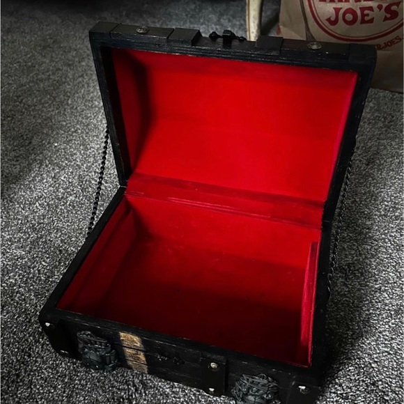 Authentic Pirate Jewelry Box - Picture 4 of 4